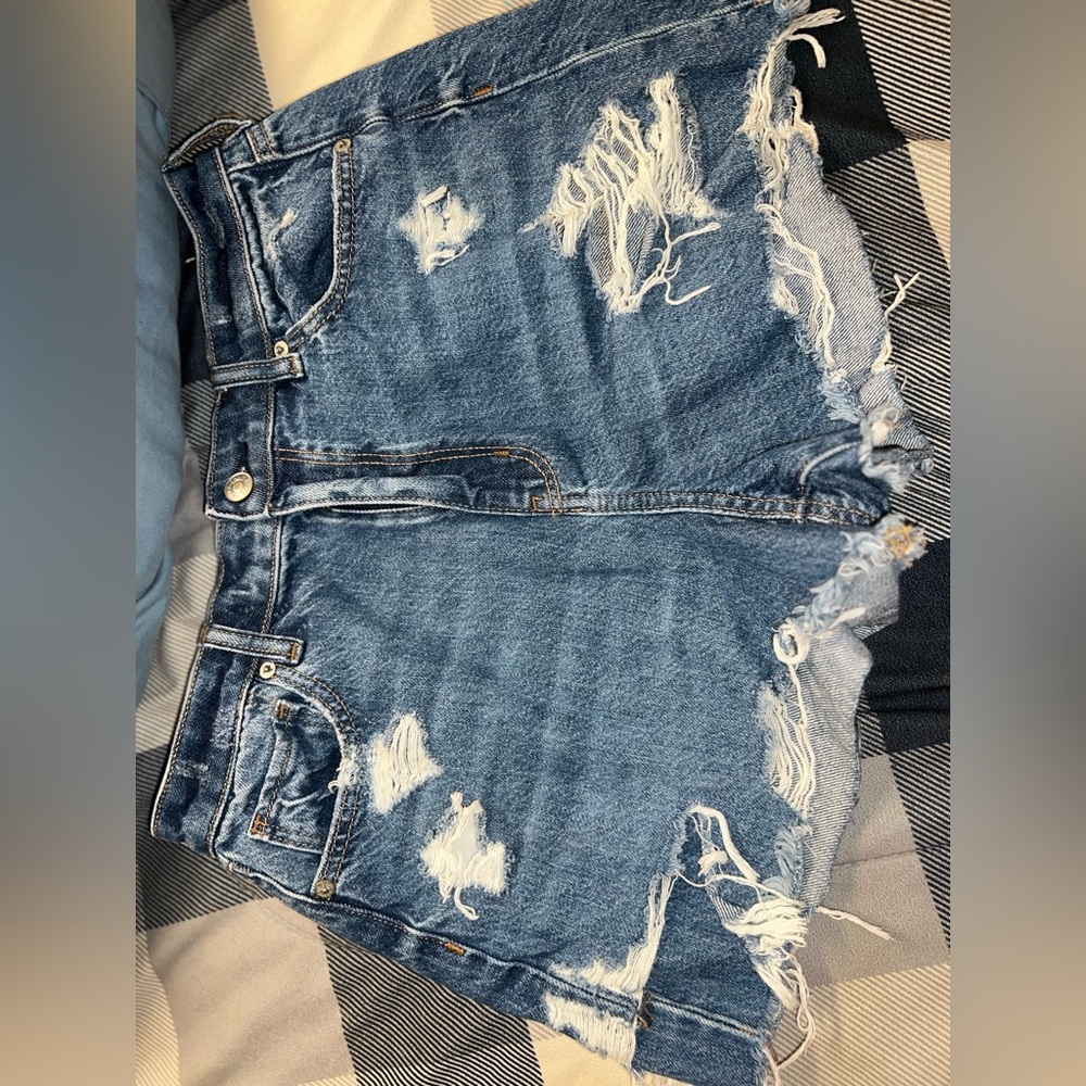 AMERICAN EAGLE DISTRESSED SHORTS